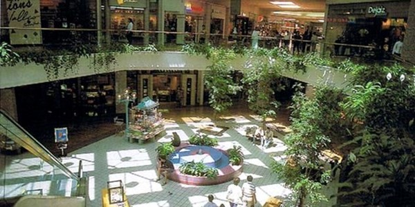 Description: Trung tâm thương mại Vallco Shopping Mall - Ảnh: Internet
